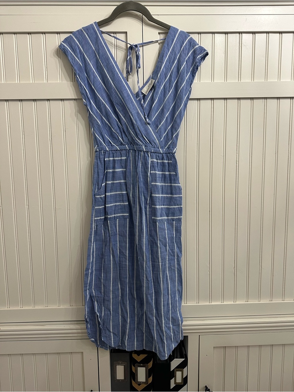 Universal Threads Deep V-Neck Blue Striped Dress Size XS